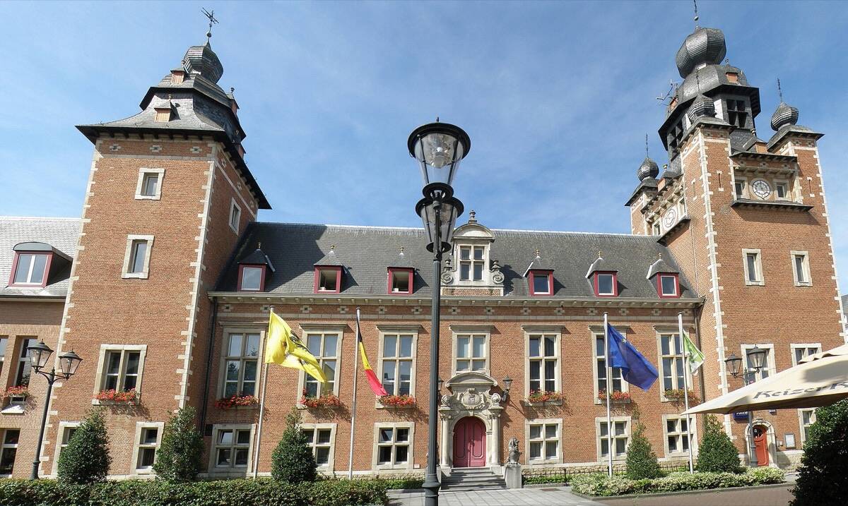 Het gemeentehuis van Duffel, een bakstenen kasteel met torens